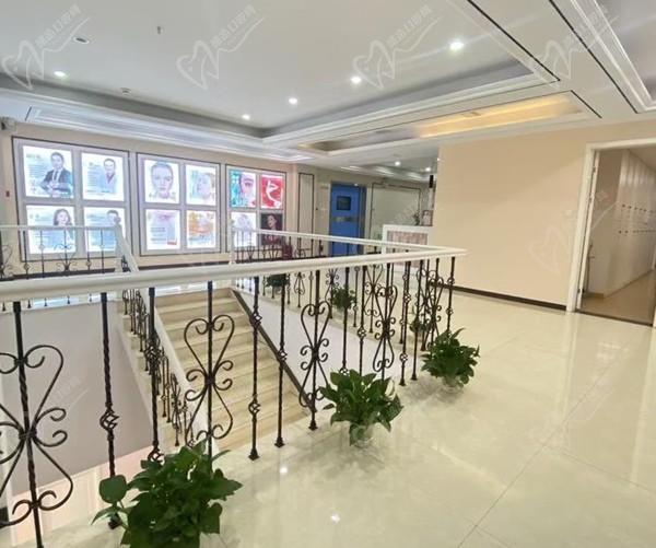 鄂州輕青美醫(yī)療美容連鎖樓梯